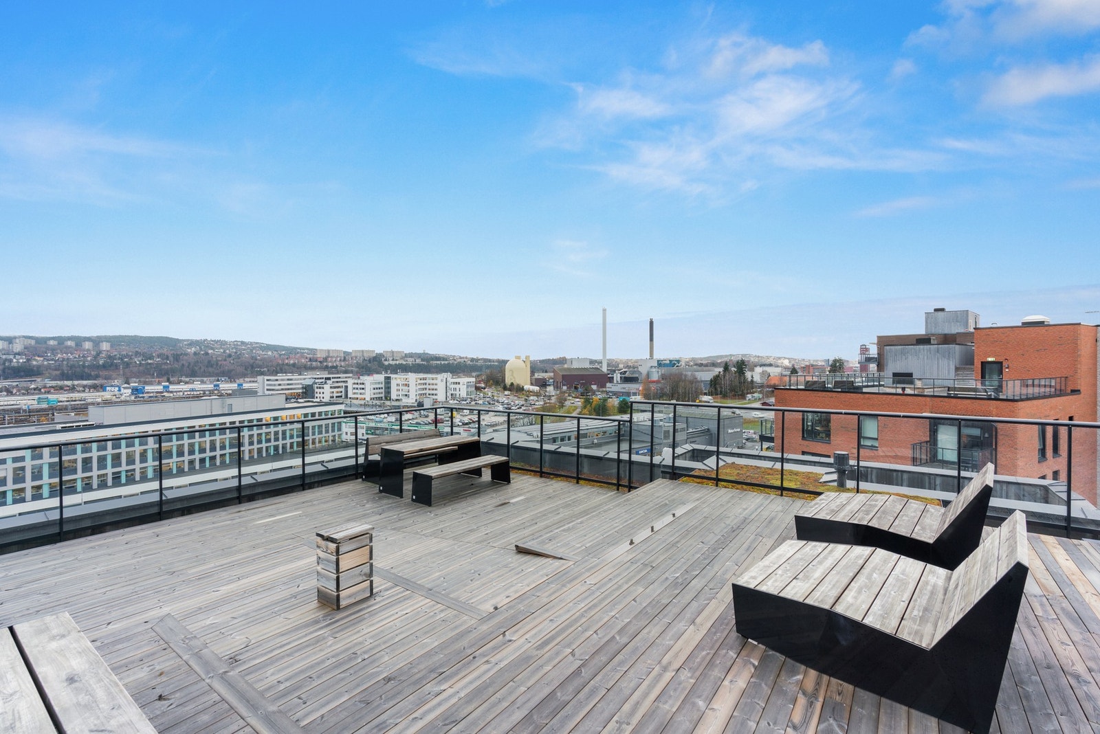 Borettslaget har takterrasse med flott utsikt, sitteplasser og gode solforhold Galleribilde