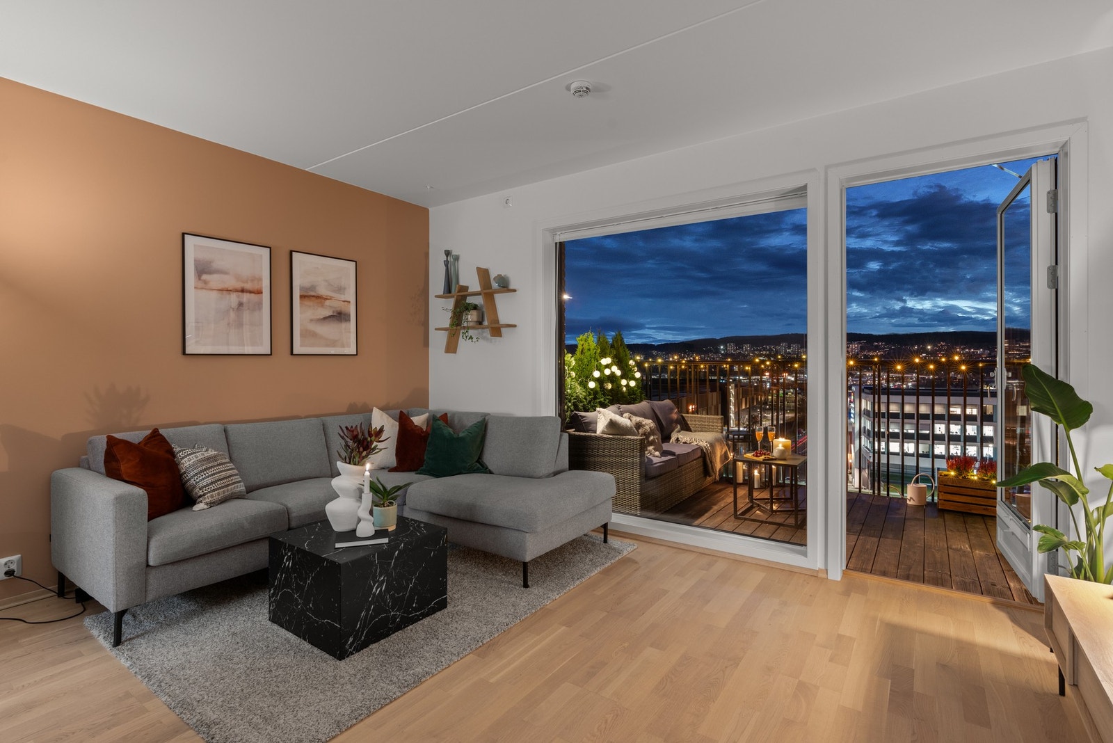 Fra stuen har man utgang til en herlig balkong med panoramautsikt Galleribilde