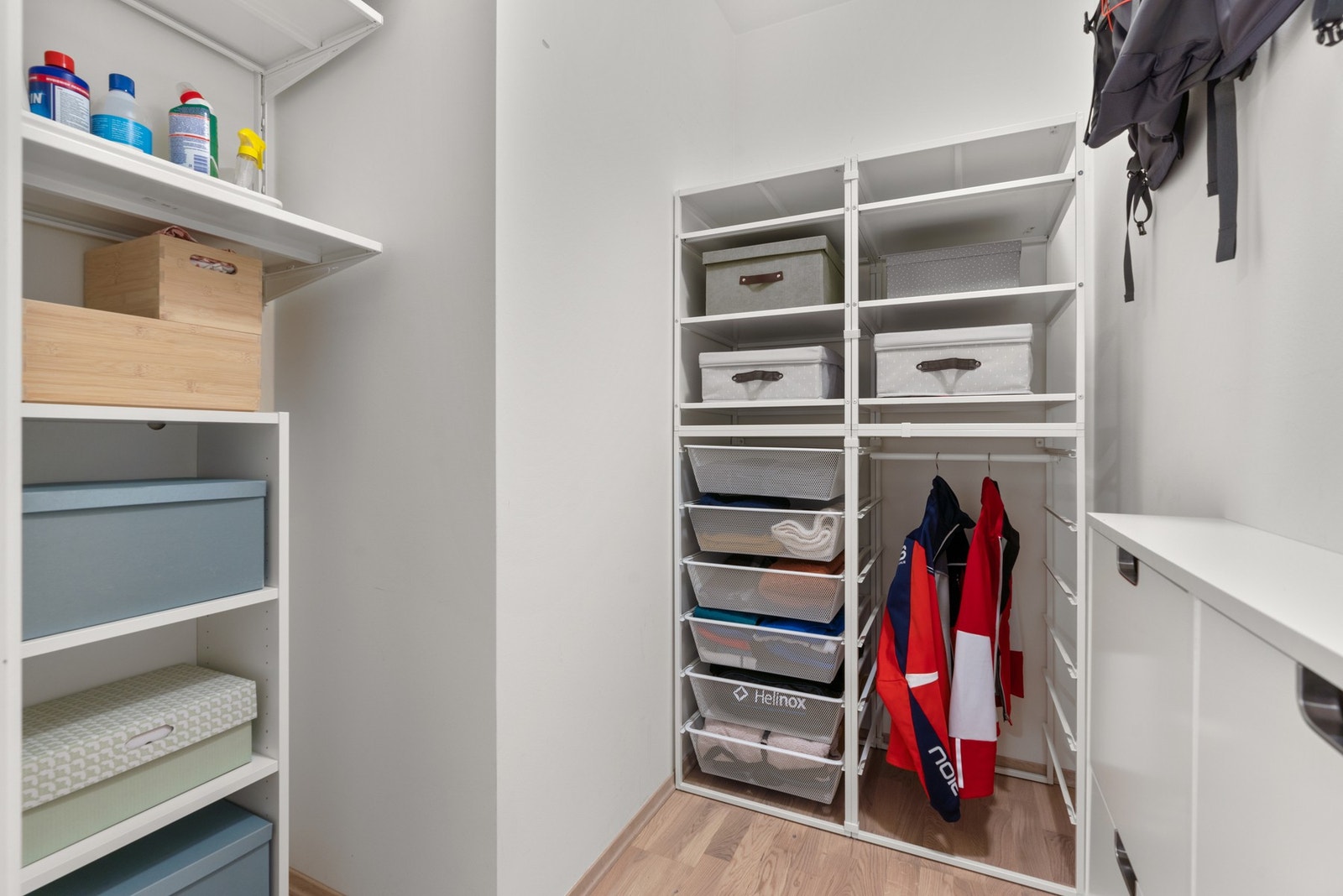 Det er også direkte tilgang fra entréen til innvendig bod for yttligere lagringsplass Galleribilde