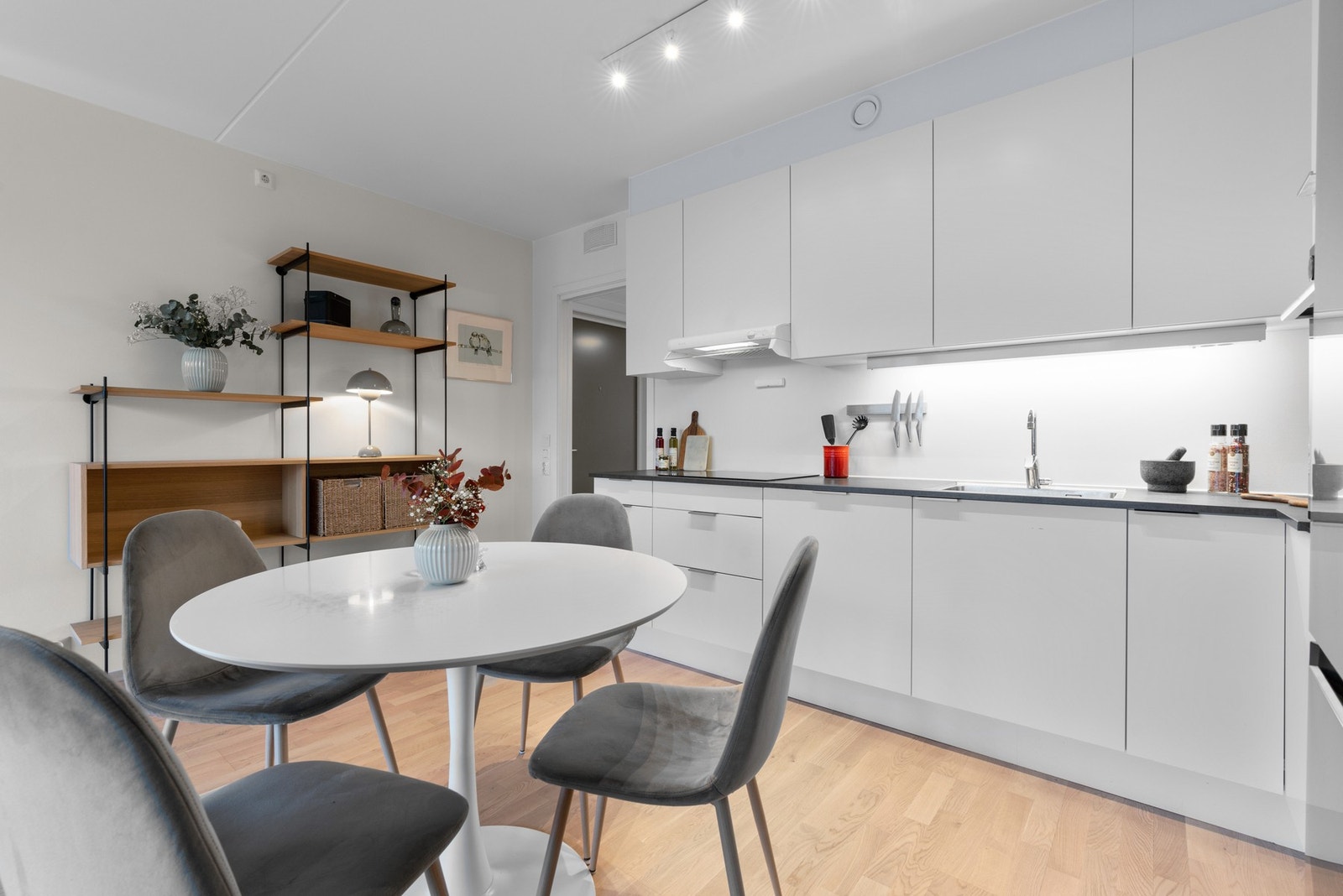 Det er plass for spisebord i overgangen til stuen Galleribilde