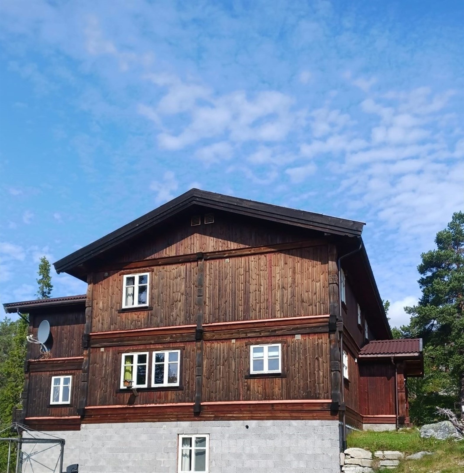 Selger har beiset hele hovedhuset i sommer som gir et lekkert preg over eiendommen. Galleribilde