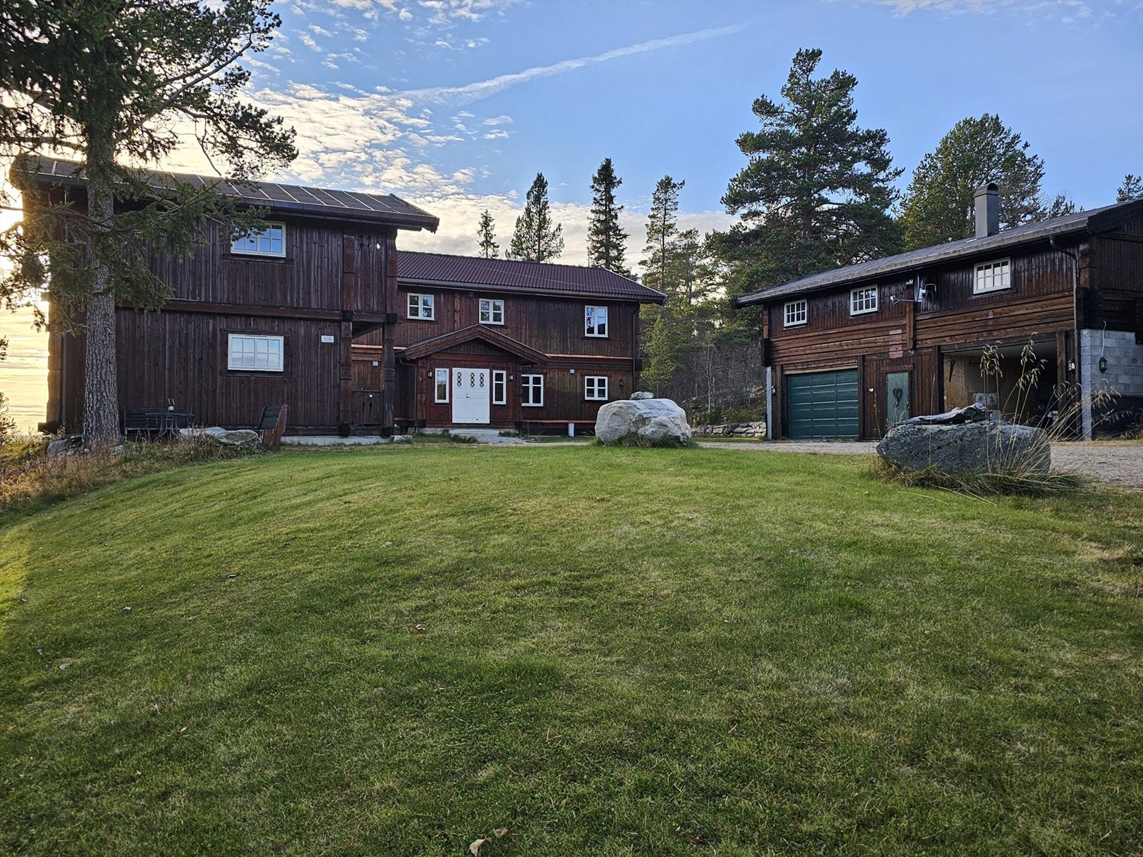 Velkommen til Midtgaards Tunet! En særegen og unik eiendom med idyllisk beliggenhet! Galleribilde