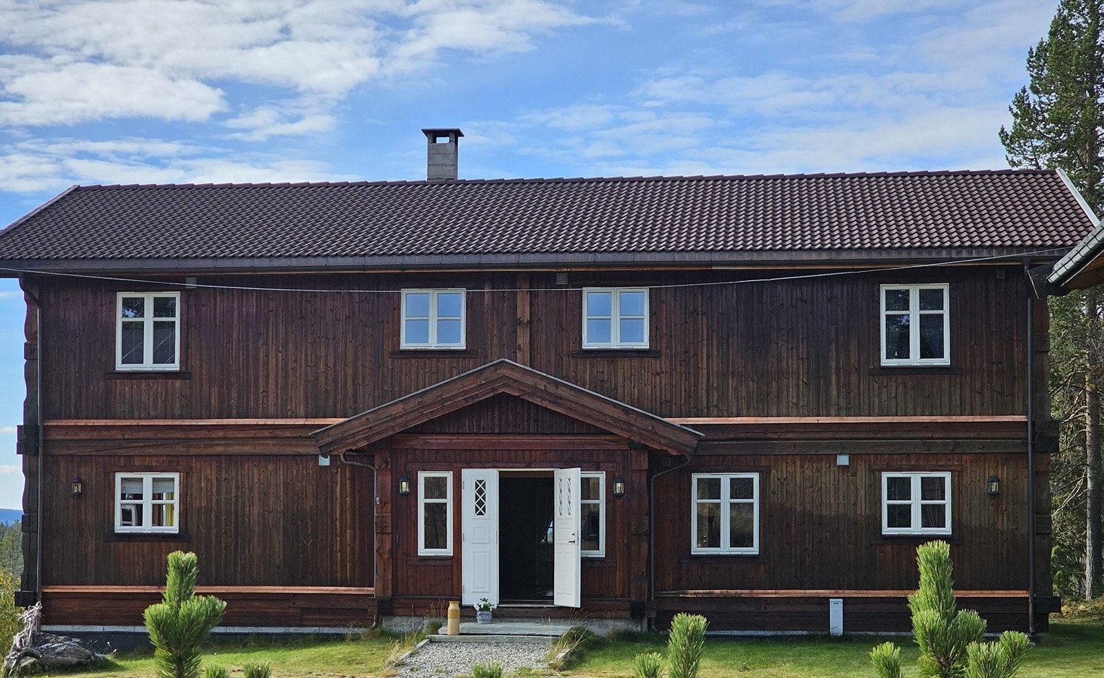 Selger har beiset hele hovedhuset i sommer som gir et lekkert preg over eiendommen. Galleribilde