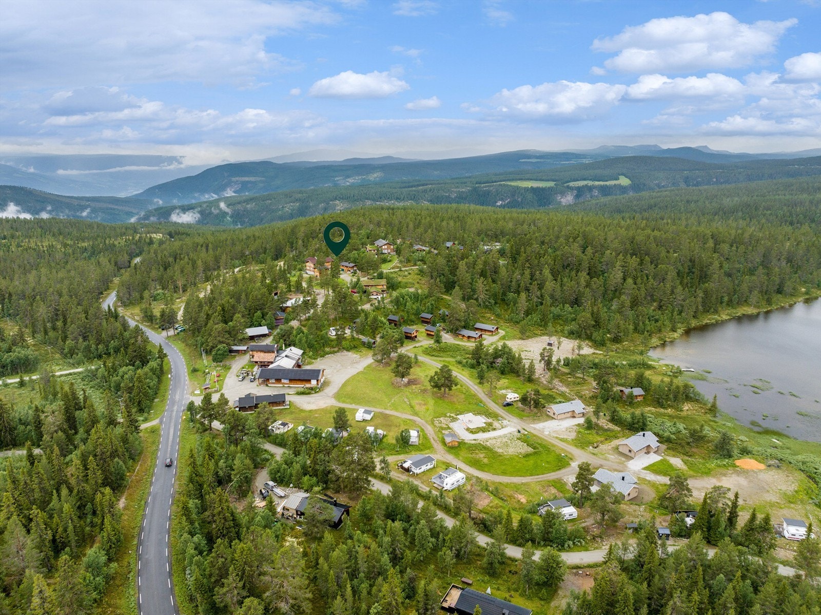 Eiendommen ligger på et fjellområde i Gudbrandsdalen i Ringebu kommune. Galleribilde