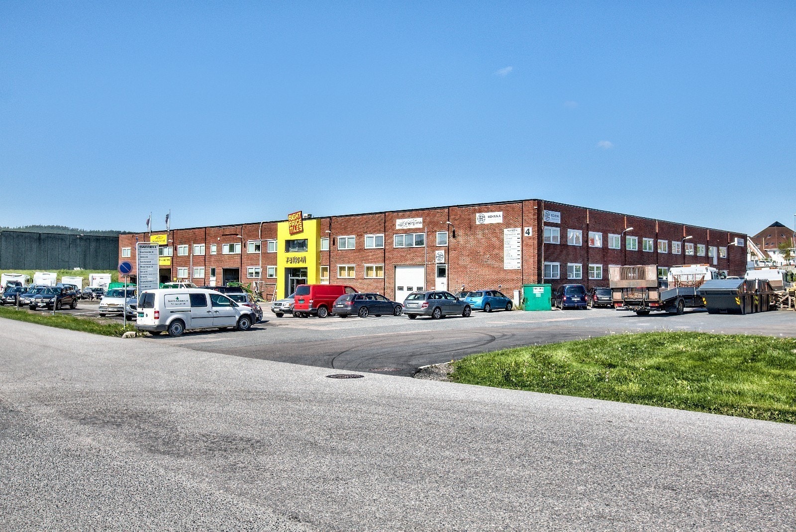 Fasade. Lokalet ligger innenfor den hvite porten til høyre Galleribilde