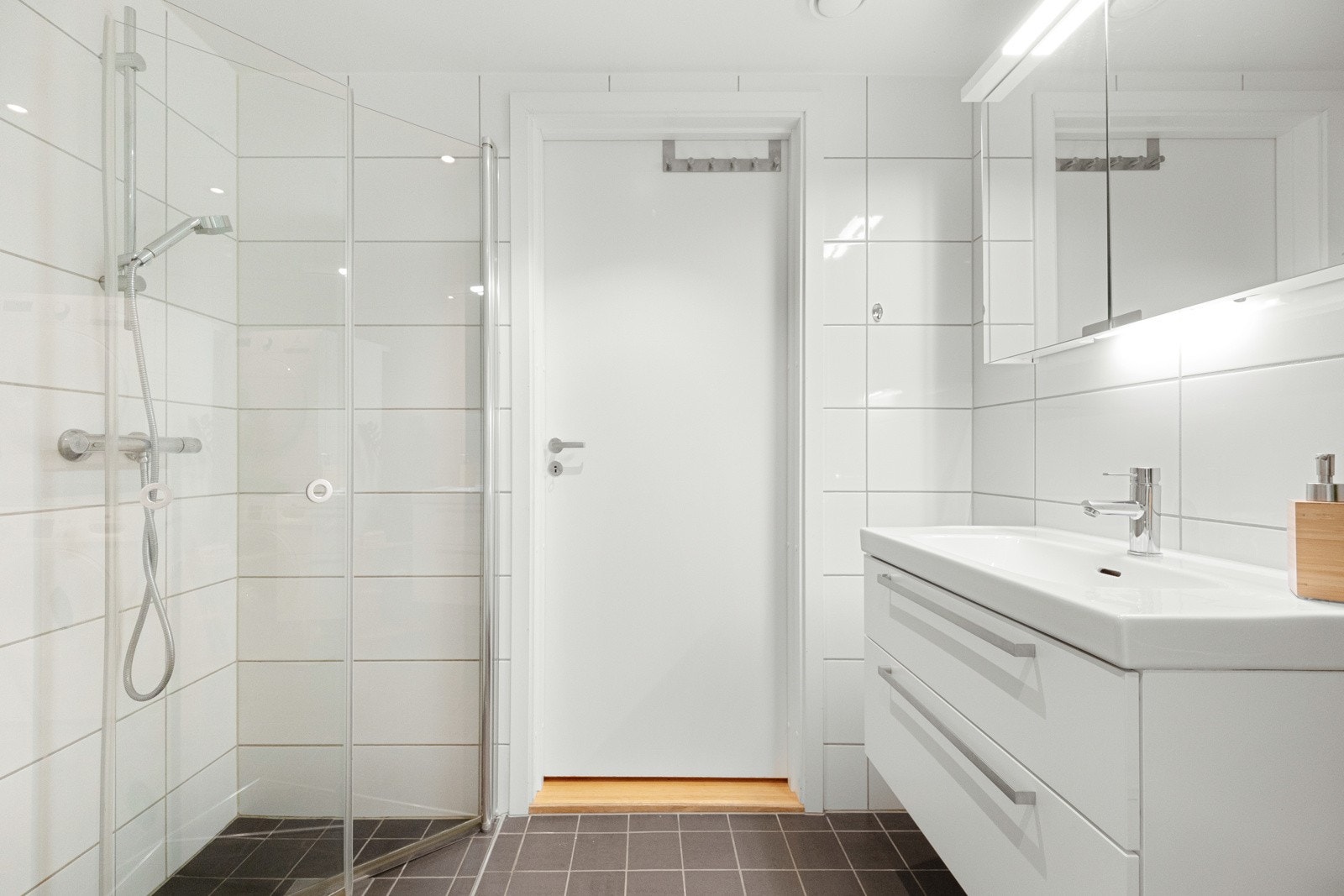 Det er naturligvis lun og god varme i gulvet og downlights i himling. Galleribilde