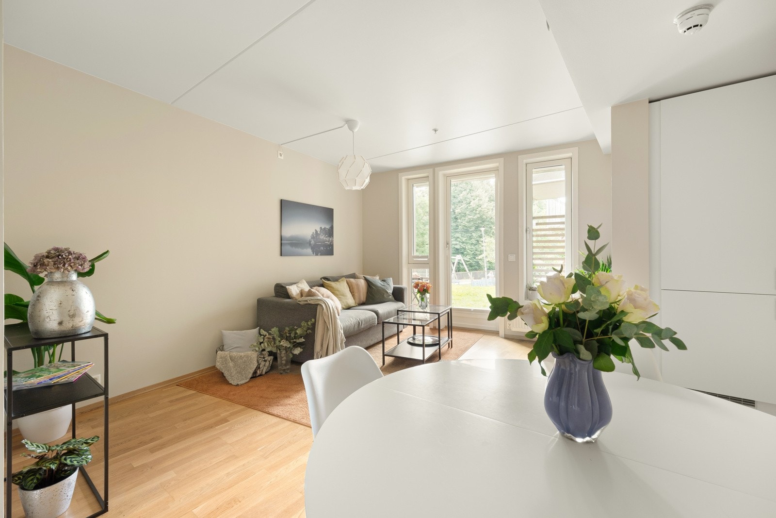 Store vindusflater slipper inn rikelig med dagslys inn i rommet. Vi kan også praktisk informere om at det er innebygde persienner i alle vinduer. Galleribilde