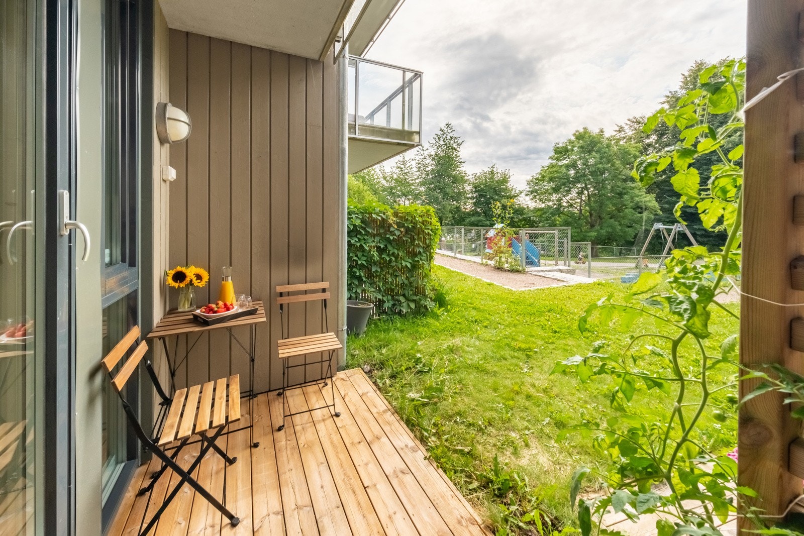 Ute på terrassen titter solen frem på morgenen og smiler pent frem til ca. 15:00. Dette på sommerstid. Galleribilde