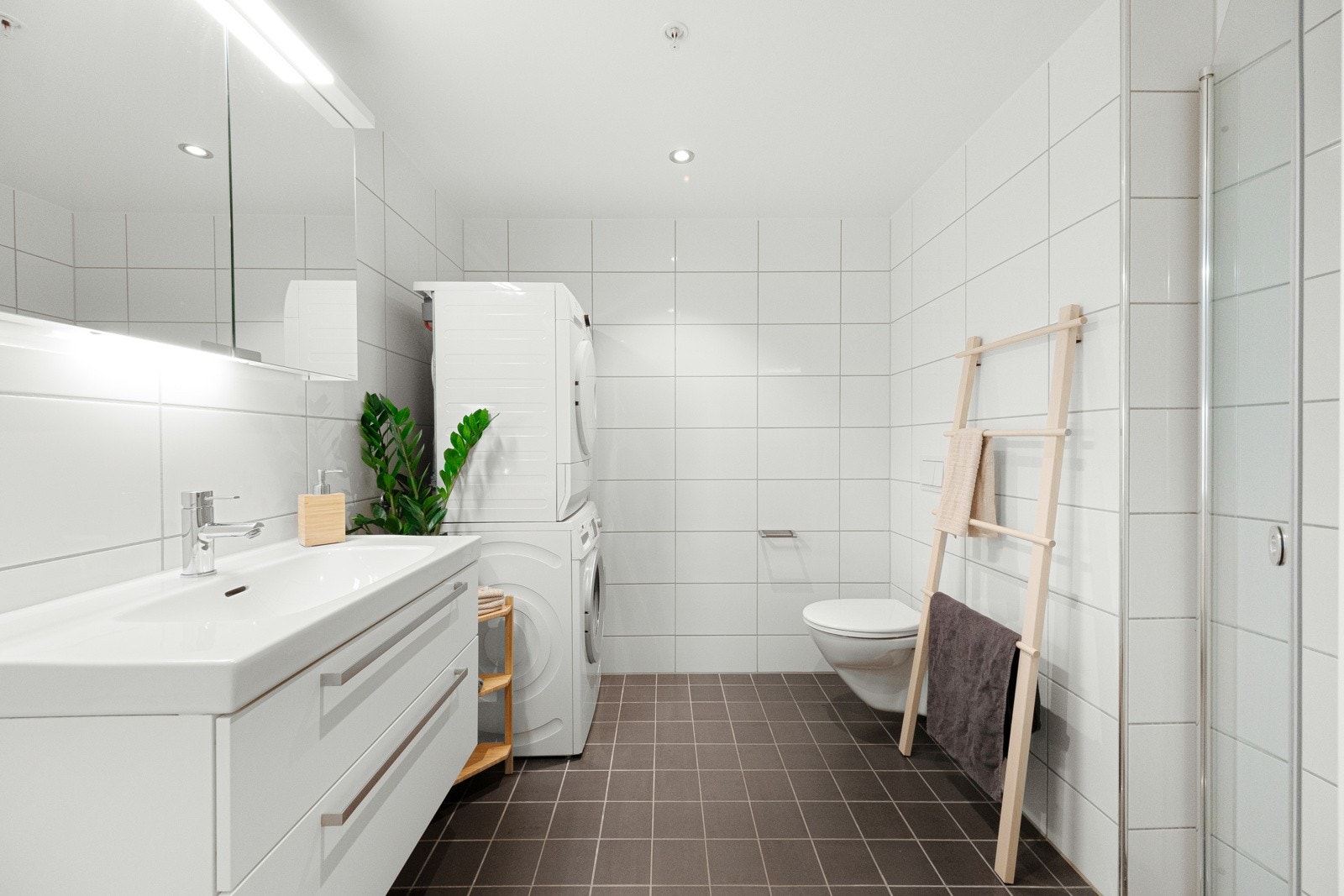 Med inngang fra entreen finner vi badet. Dette var også helt nytt i 2015 da bygget sto ferdig. Galleribilde