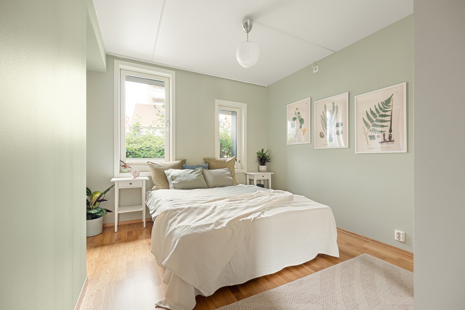 Boligen har en gjennomgående og god planløsning, ligger fint til i byggets første etasje, med platting ut til felles grøntareal. Galleribilde