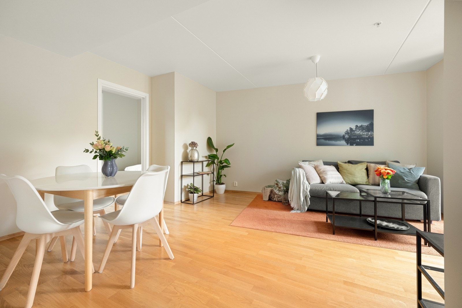 Stuen er både romslig og god, med fin plass til sofagruppe og spisebord. Galleribilde