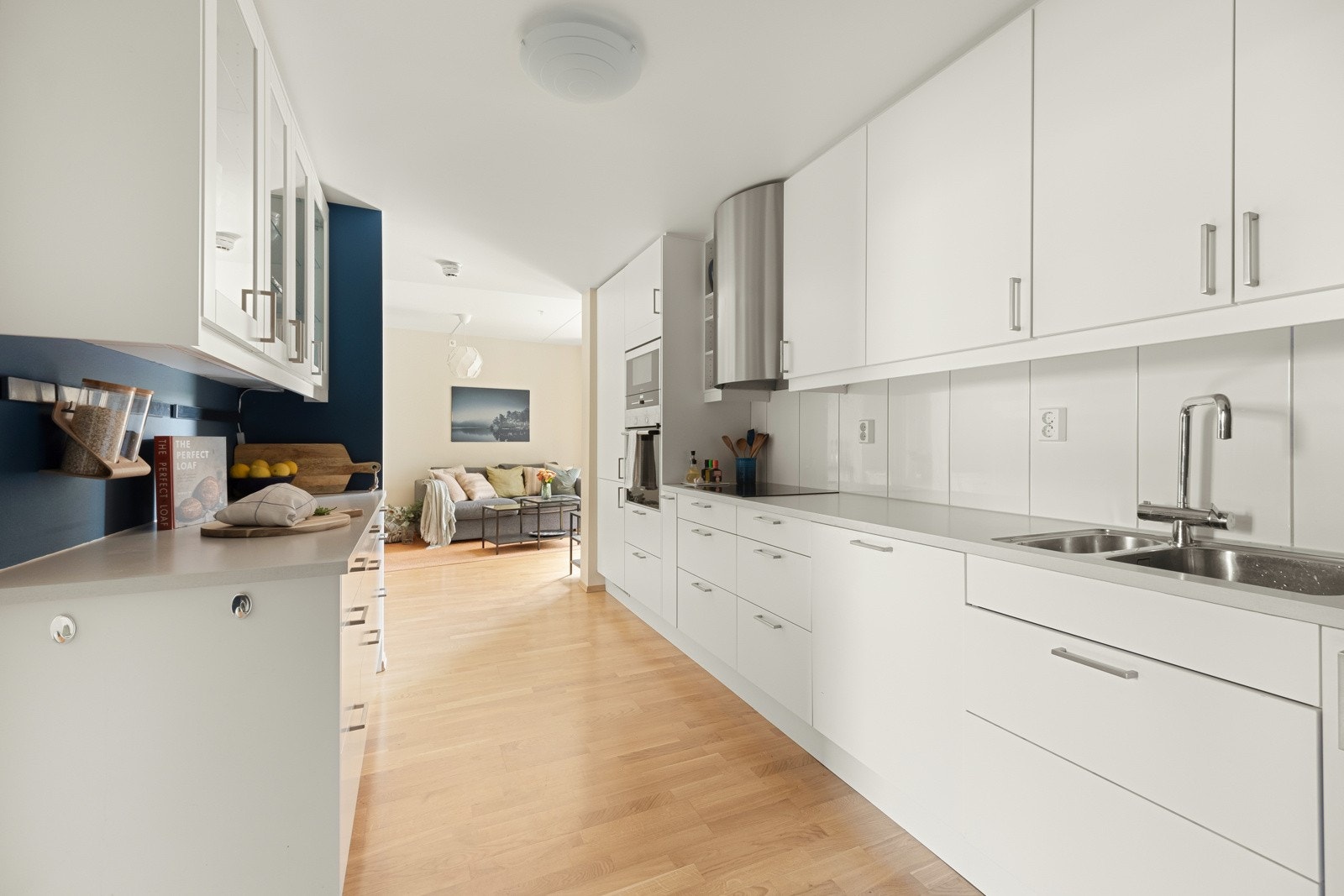 Kjøkkenet er stort, med rikelig skap- og benkeplass. Galleribilde