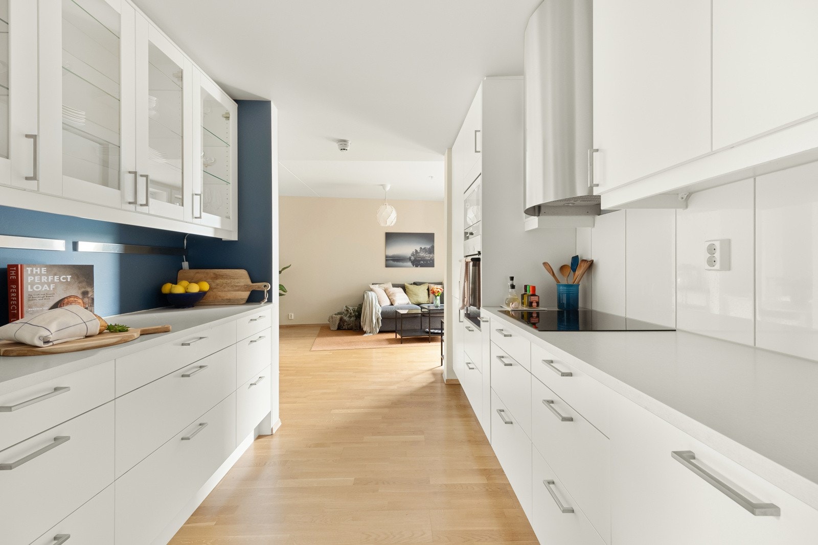 Innredningen består av glatte fronter med metallhåndtak, laminat benkeplater, stålkum med blandebatteri. Galleribilde