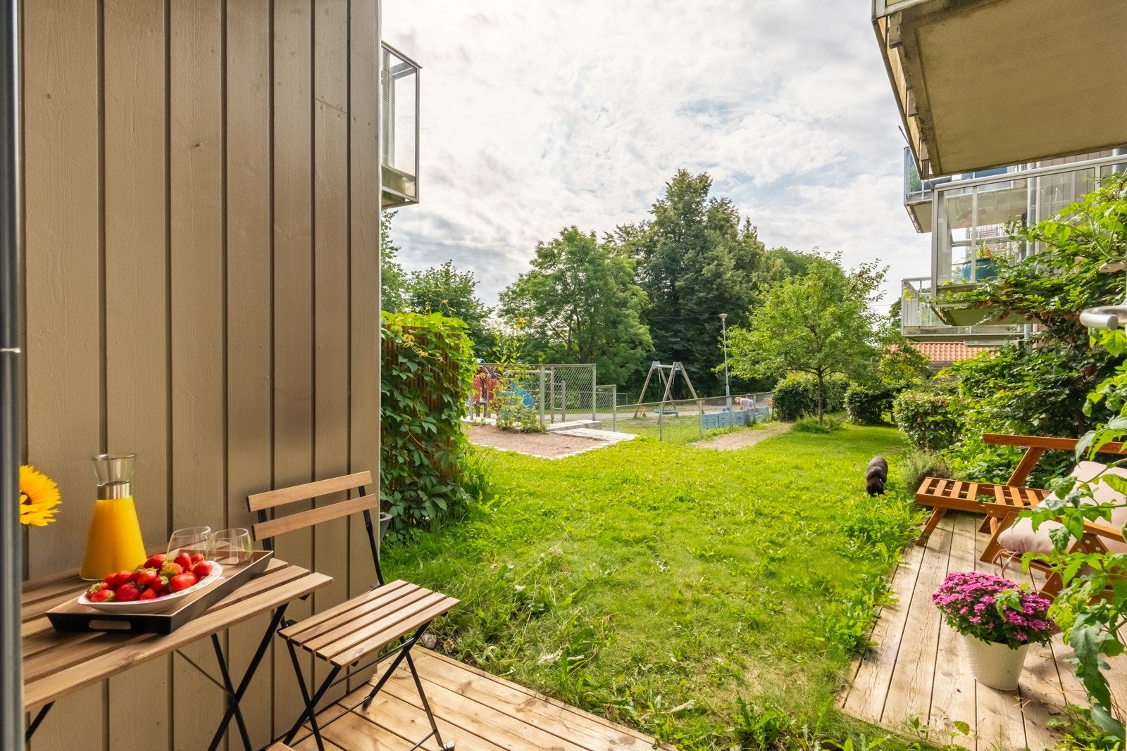 Grøntområdene utenfor plattingen er felles for beboerne, til glede for barna og de firebeinte. Galleribilde