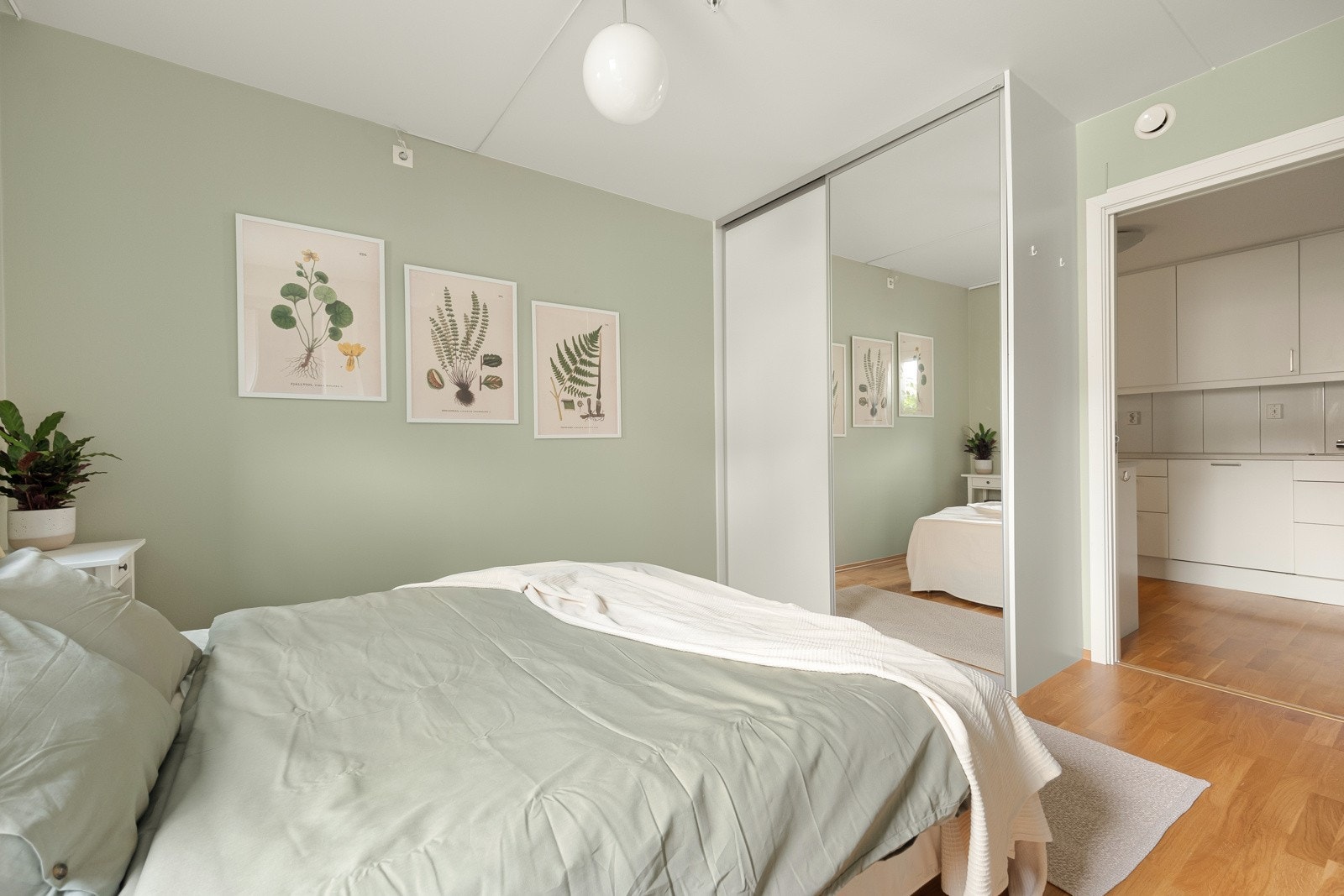 I tillegg følger det med en stor skyvedørsgarderobe. Galleribilde