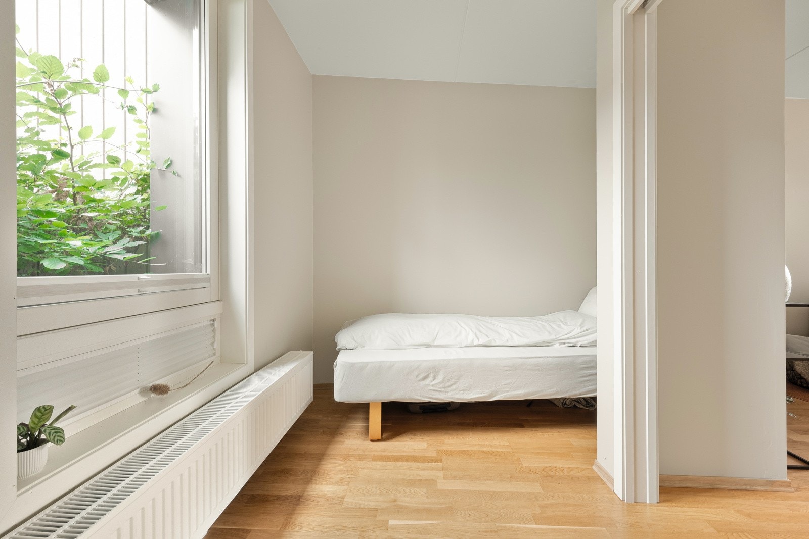 Rommet er praktisk bygget, med plass til både seng og hjemmekontor. Galleribilde