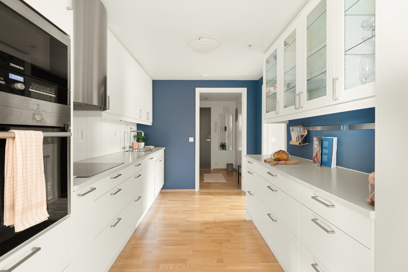 Det ville vært unaturlig å beskrive stuen uten å nevne kjøkkenet, for disse henger fint sammen i en delvis åpen løsning. Galleribilde