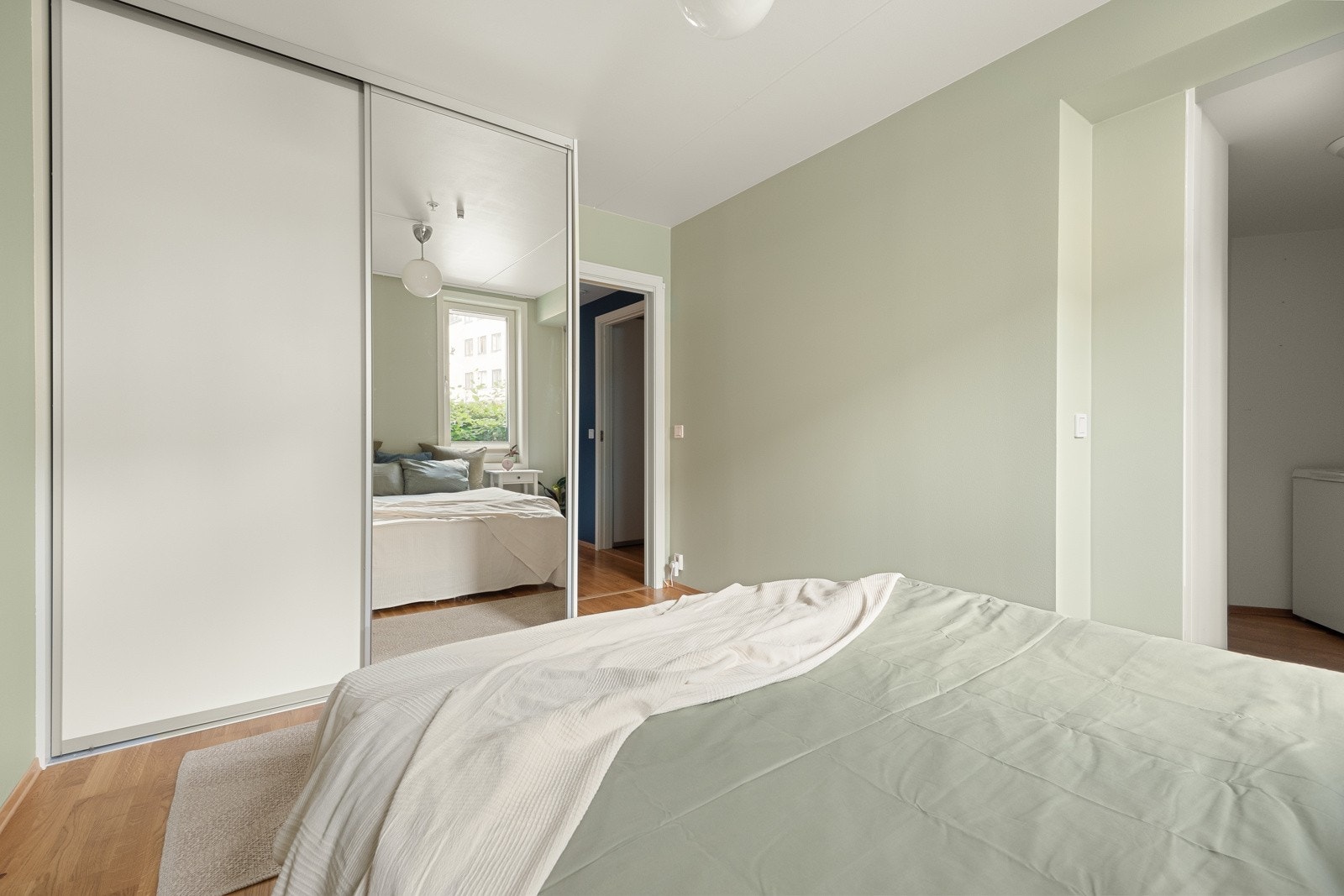 Det er også stille og rolig her inne, for med balansert ventilasjon trenger du ikke å ha vinduene åpne for frisk og god luft. Galleribilde