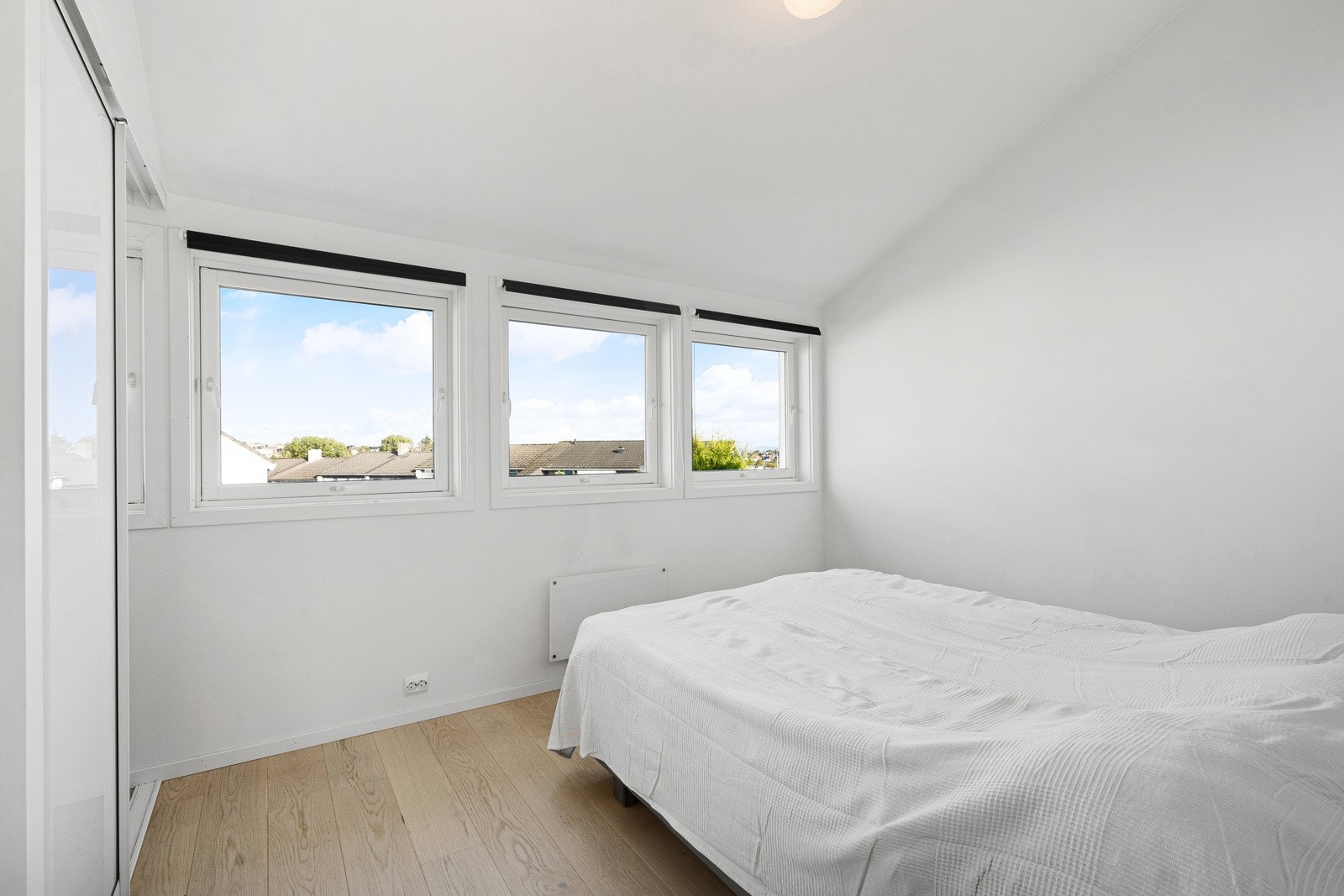 Hovedsoverom med store vinduer og nydelig utsikt. Galleribilde