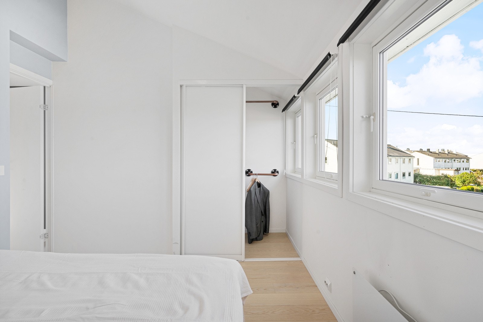 Legg merke til garderobeløsning bak veggen. Galleribilde