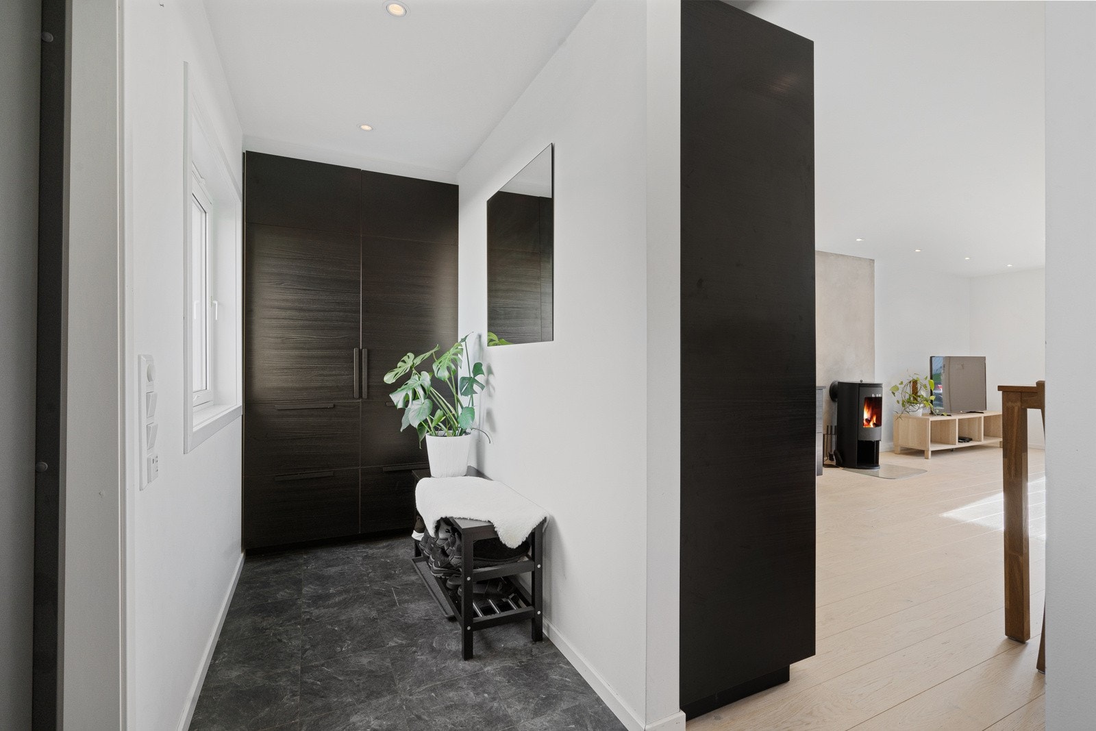 Entreen ønsker deg velkommen med et stilrent og moderne uttrykk. Galleribilde
