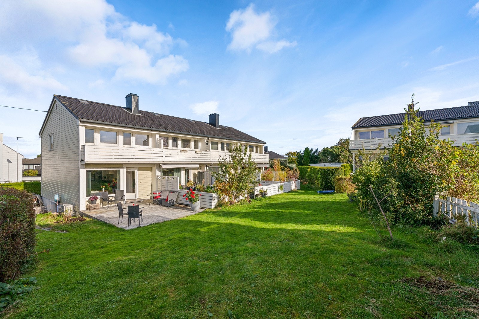 Stor, solrik hage med god plass til lek og avslapning. Galleribilde