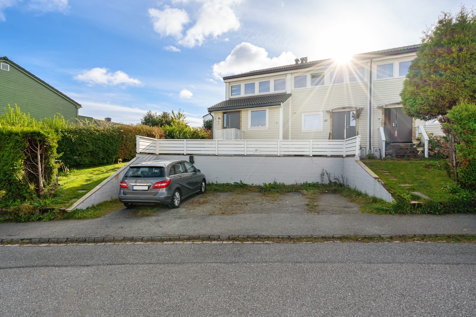 Det er i dag parkering i gate etter gjeldende bestemmelser. Galleribilde