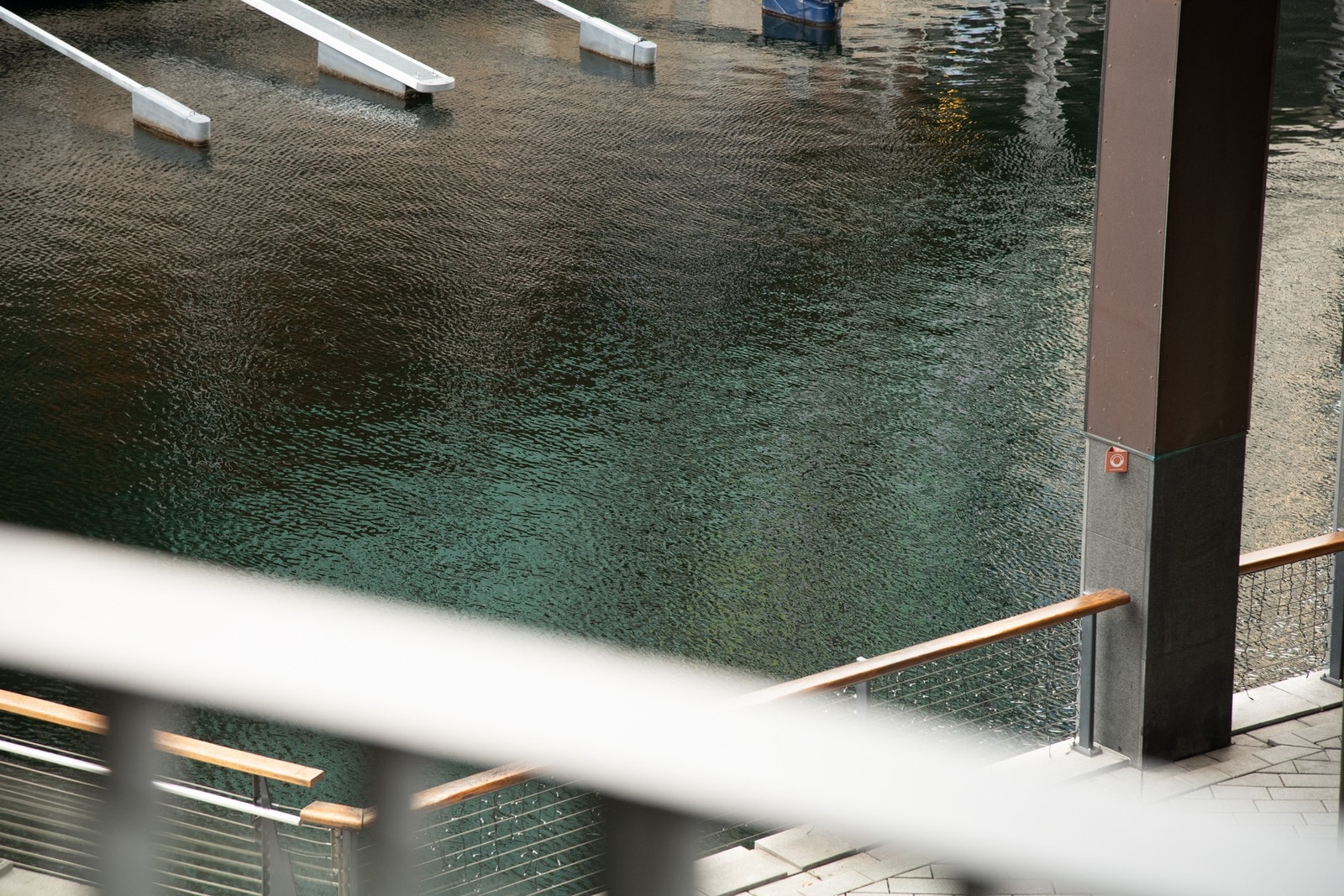 Balkongen er det perfekte stedet å trekke seg tilbake for å nyte utsikten og følelsen av nærhet til vannet, samtidig som man har en privat plass for avslapning eller sosiale stunder. Galleribilde