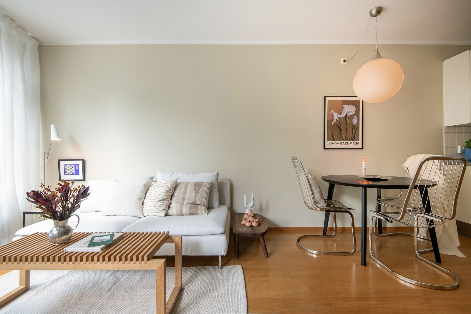 Det er god plass til en komfortabel sofa, mediemøblement og et spisebord. Galleribilde