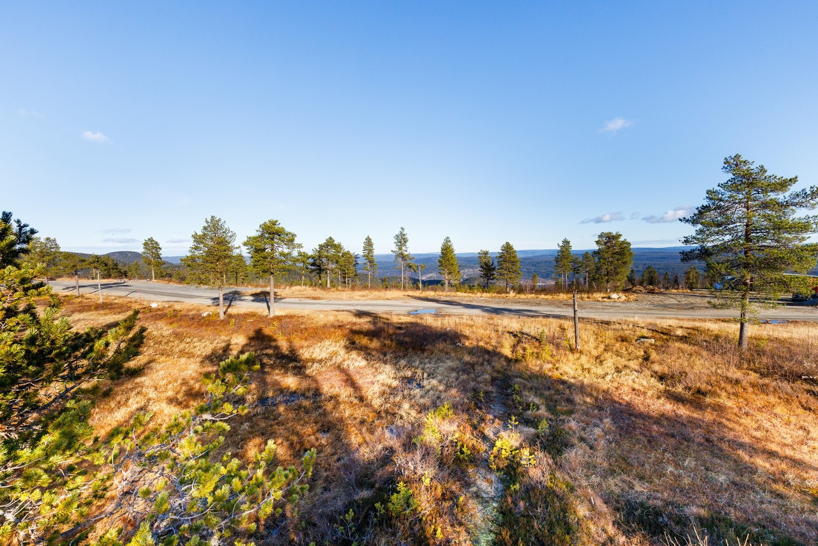 Mulighet for parkering på plassen ved siden av tomta. Galleribilde