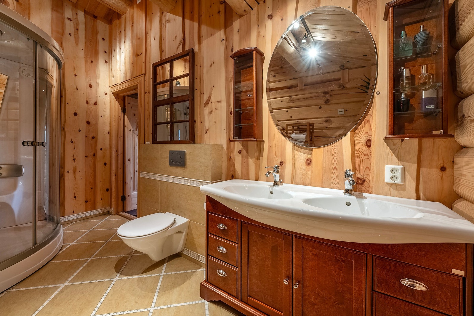 Det er eget bad i overetasjen med tilgang fra soverommet. Galleribilde