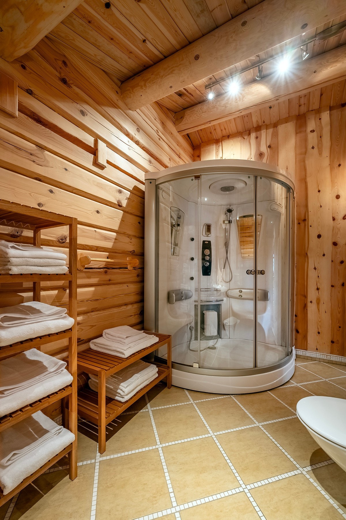 Det er innredet eget dusjkabinett. Galleribilde