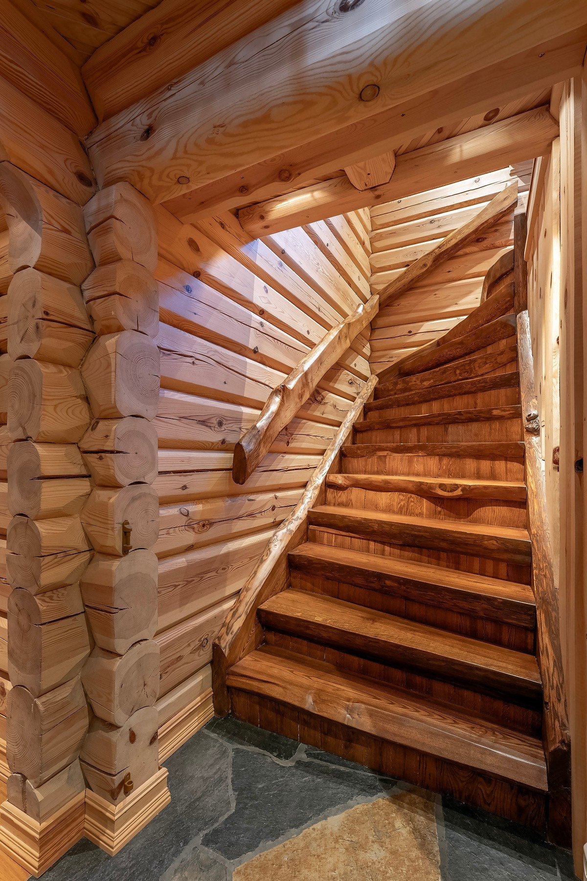 Lekker heltre eiketrapp som er plassbygd. Galleribilde