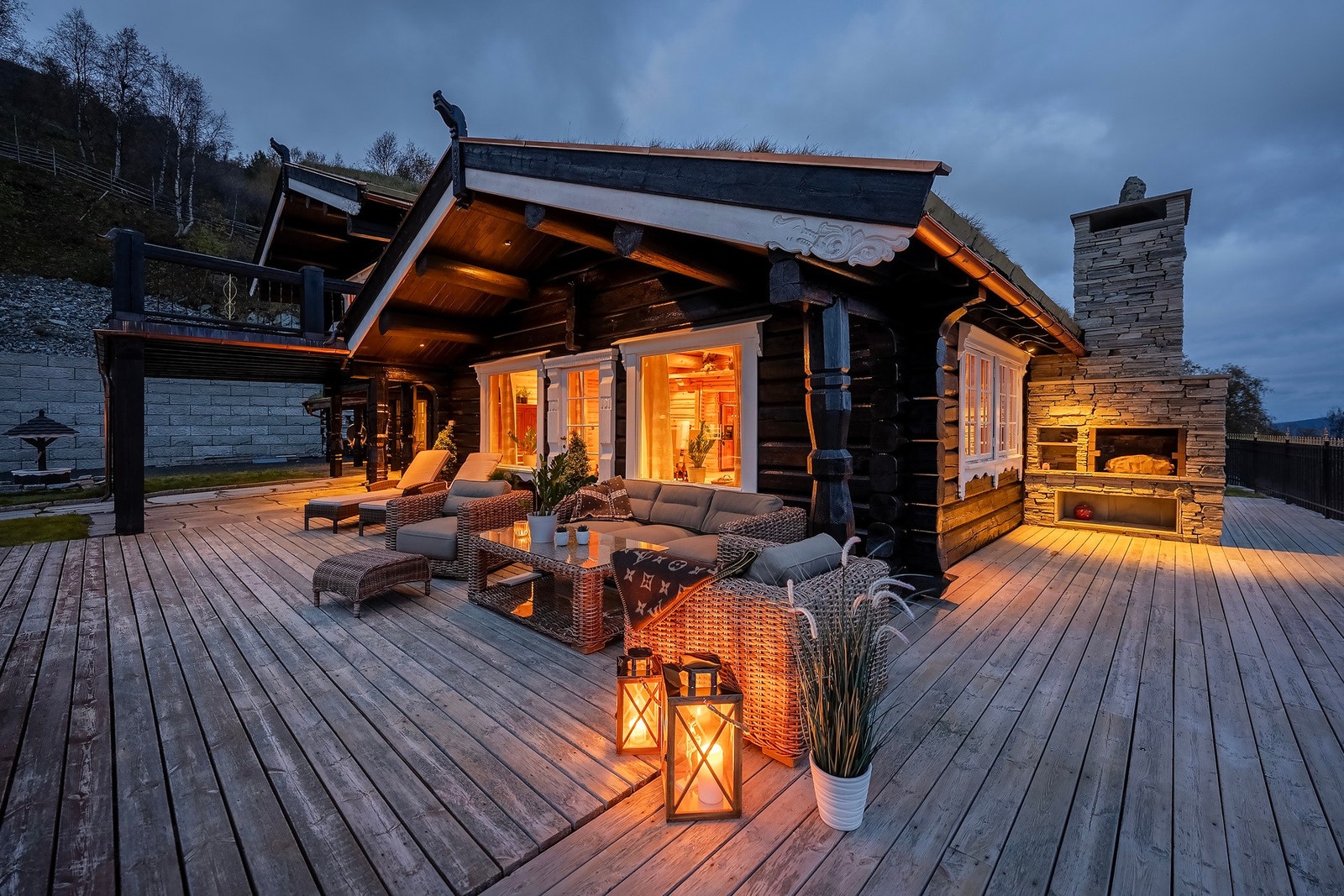 Hytten har flere uteplasser som kan nytes om både vinter og sommer. Galleribilde