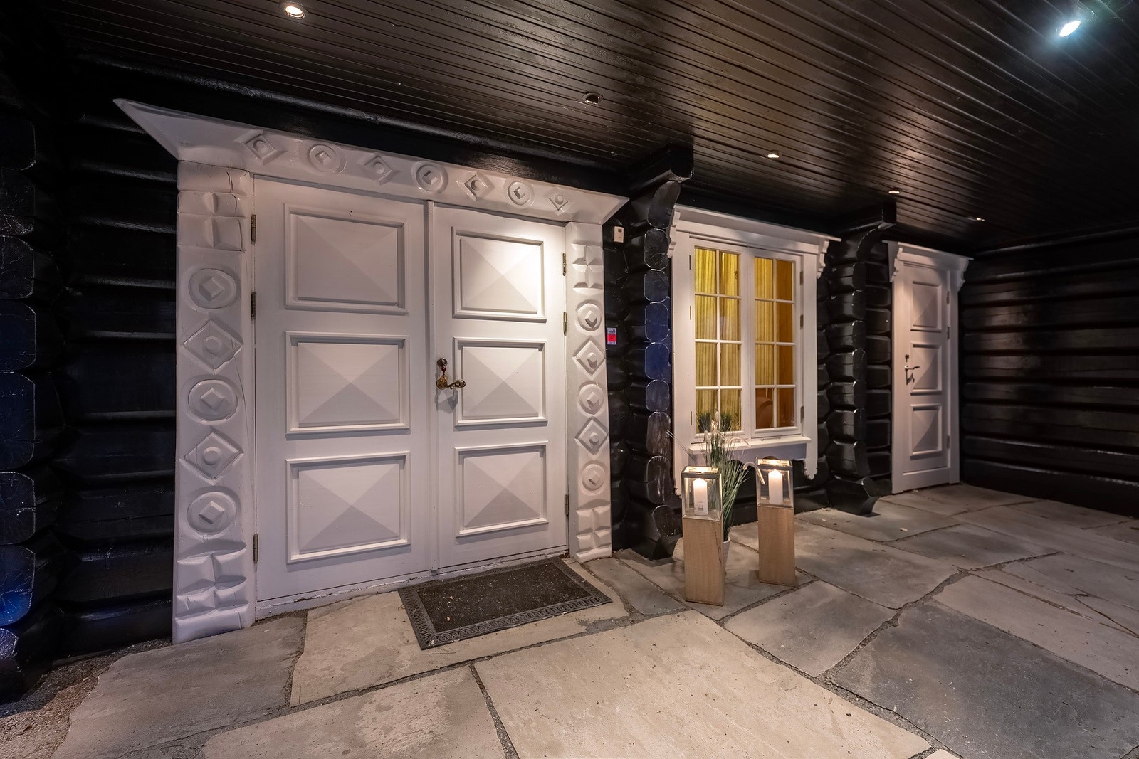 Hyggelig inngangsparti til hytten. Galleribilde