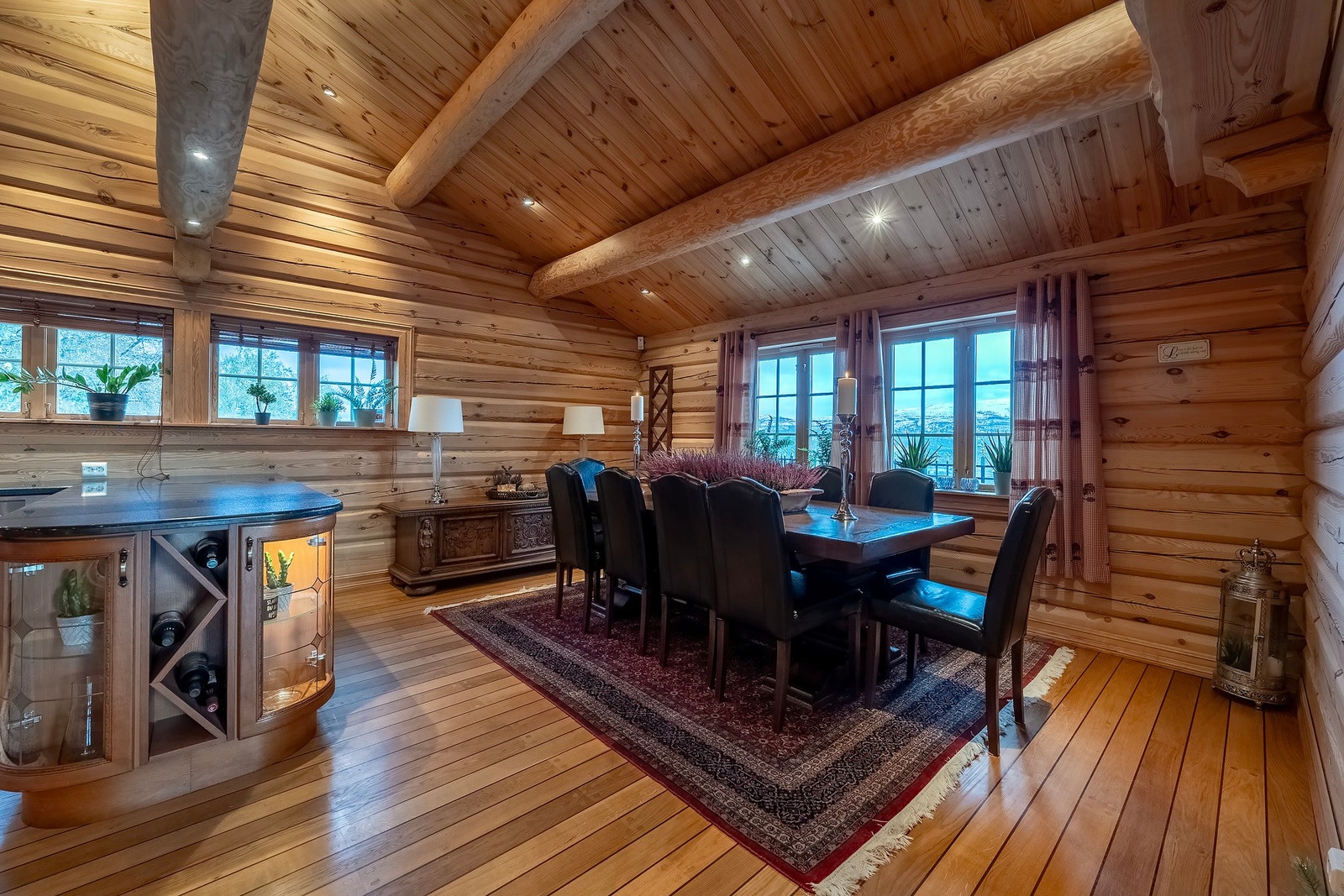 Like ved kjøkkenet finner du naturlig plassering av spisebord. Galleribilde