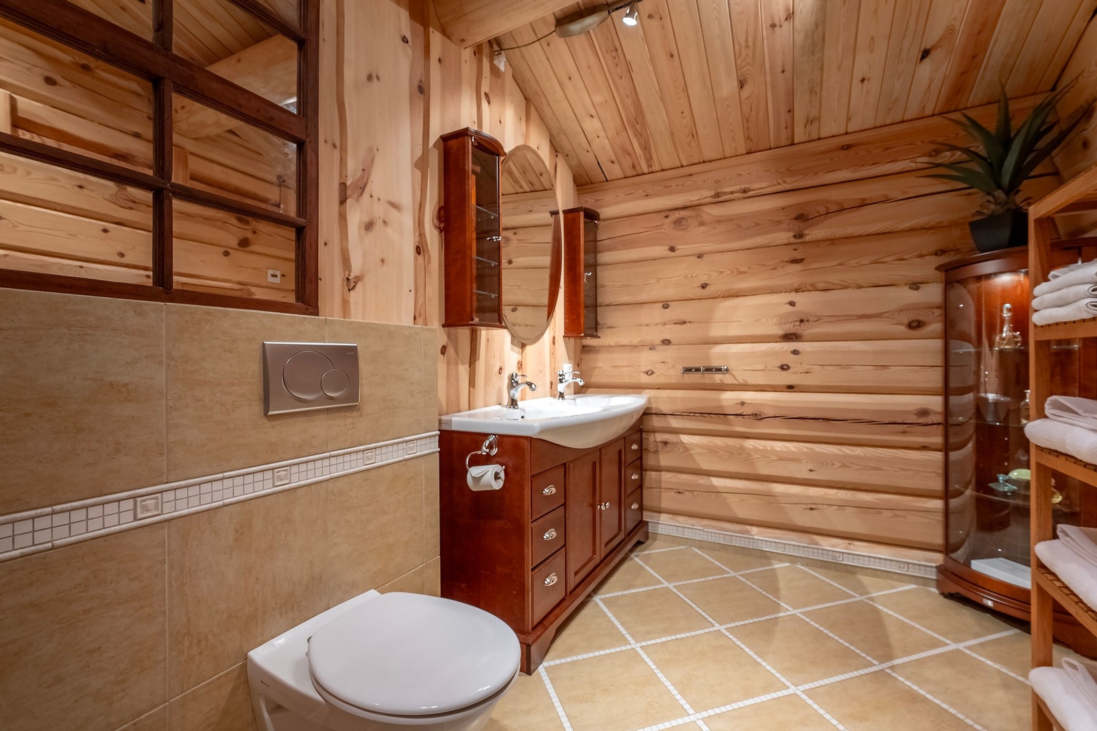 Badet er av god standard og med varme i gulvet. Galleribilde