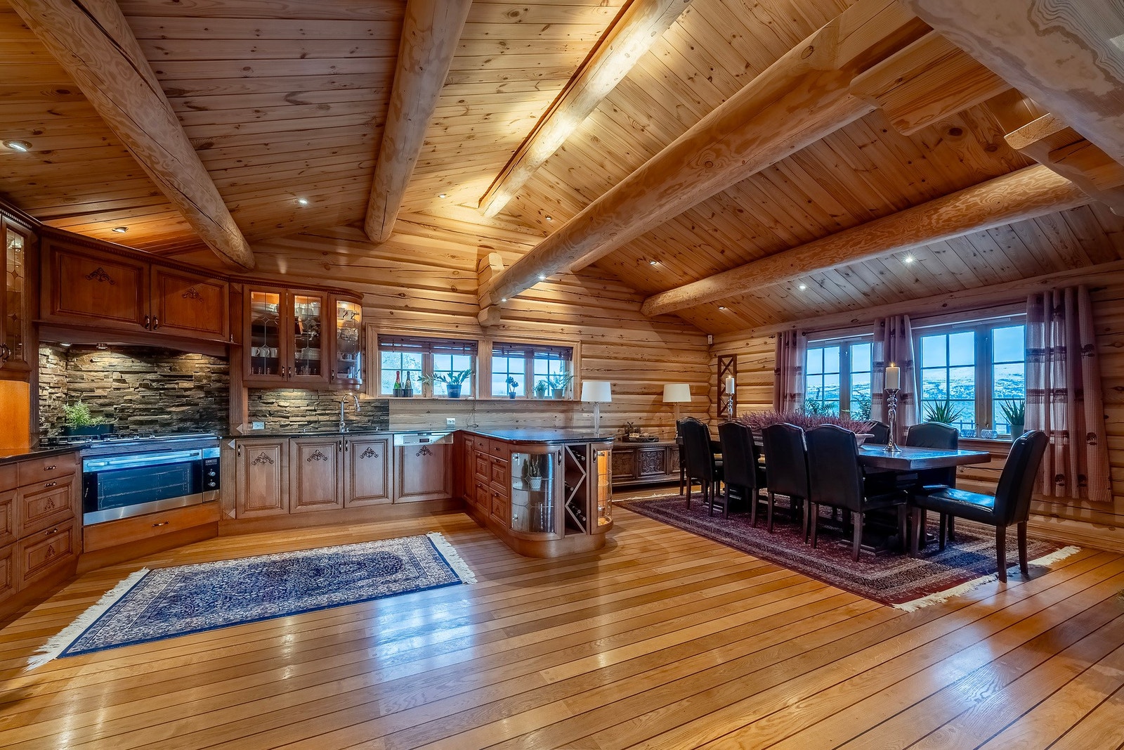 Hytten har en romslig åpen stue/kjøkkenløsning på 36,8 kvm. Galleribilde