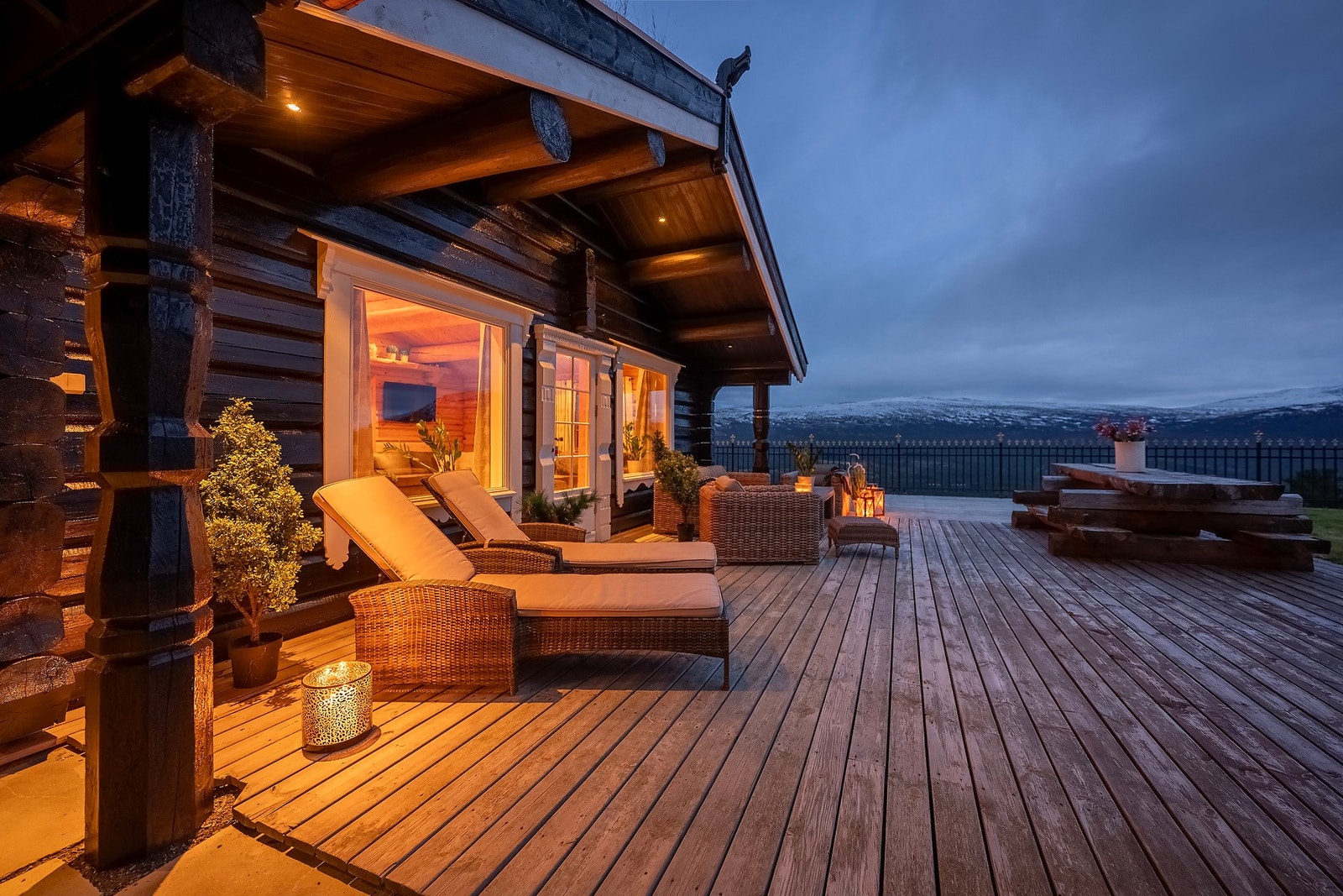 Det er bygd terrasse som streker seg over 100 kvm rundt deler av hytta. Galleribilde