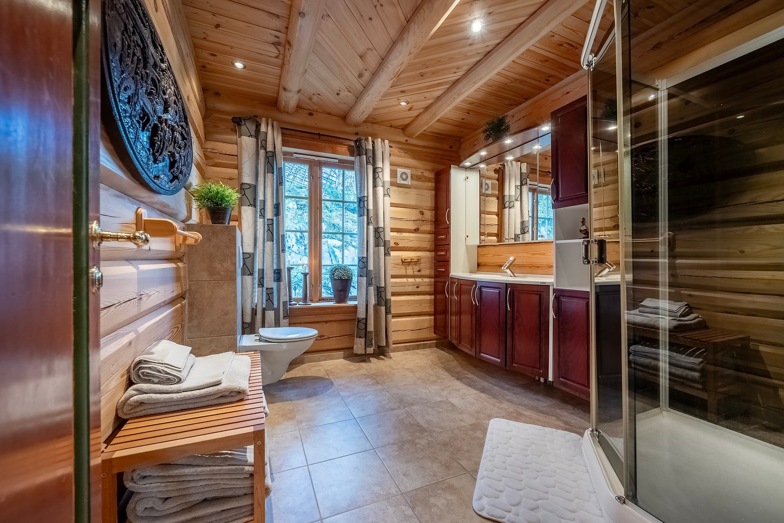 Badet i 1.etasjen er på 7,5 kvm. Galleribilde