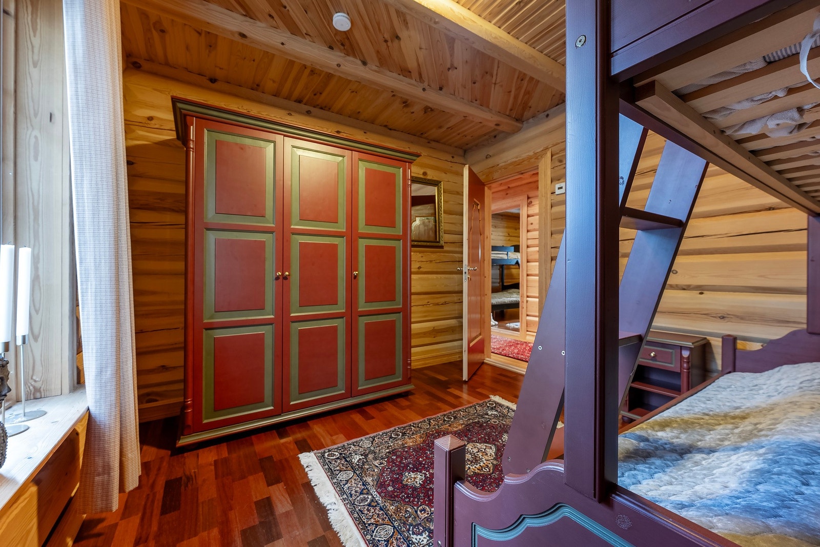 Her er det innredet garderobeskap samt 2+1 køyeseng. Galleribilde