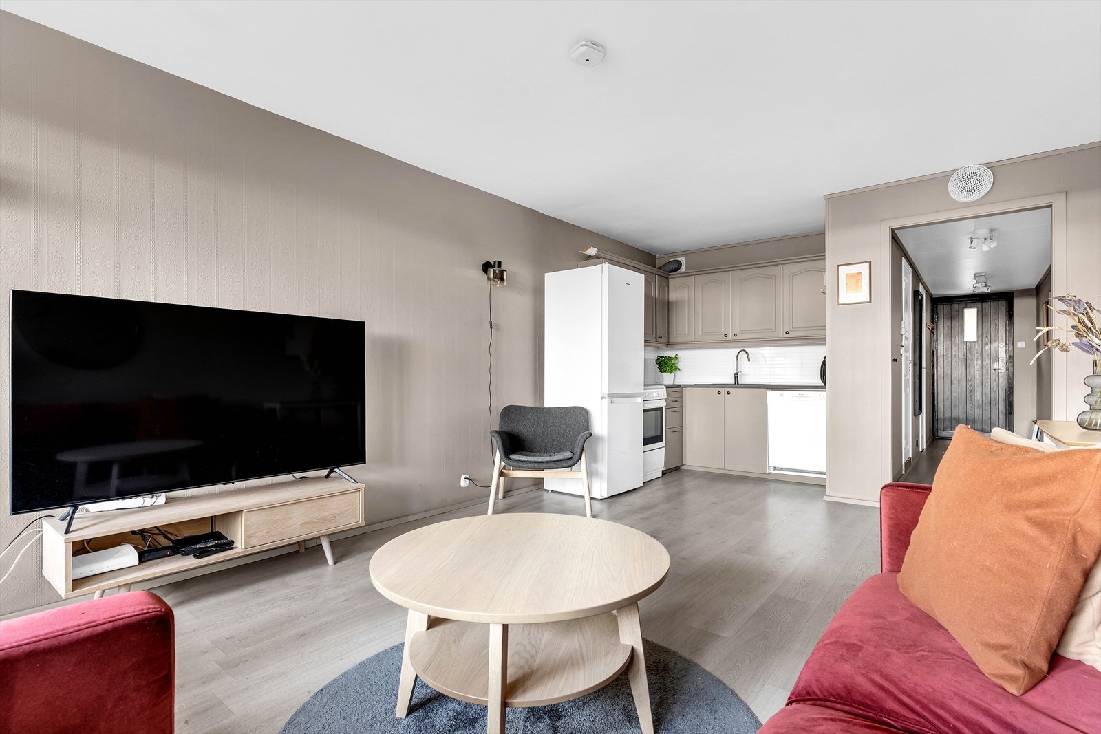 Kjøkkenet har innredning med profilerte fronter, samt benkeplate av laminat. Galleribilde