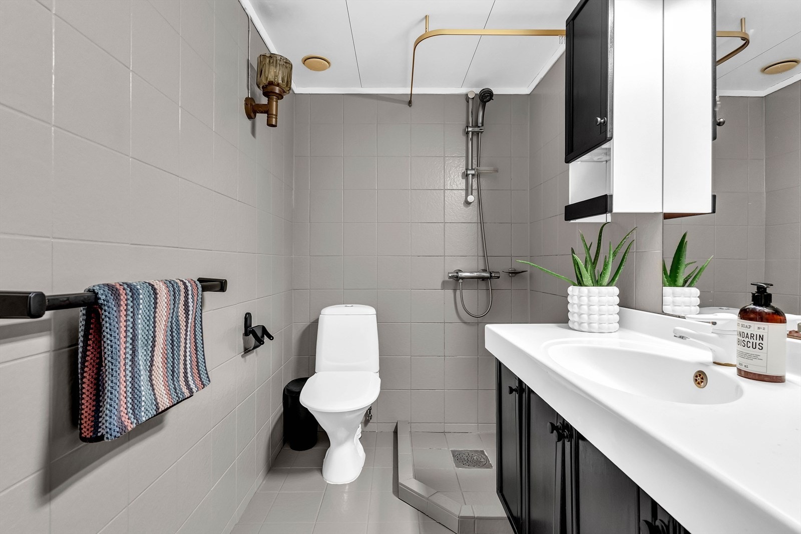 På badet er det dusj, toalett og innredning med servant. Galleribilde