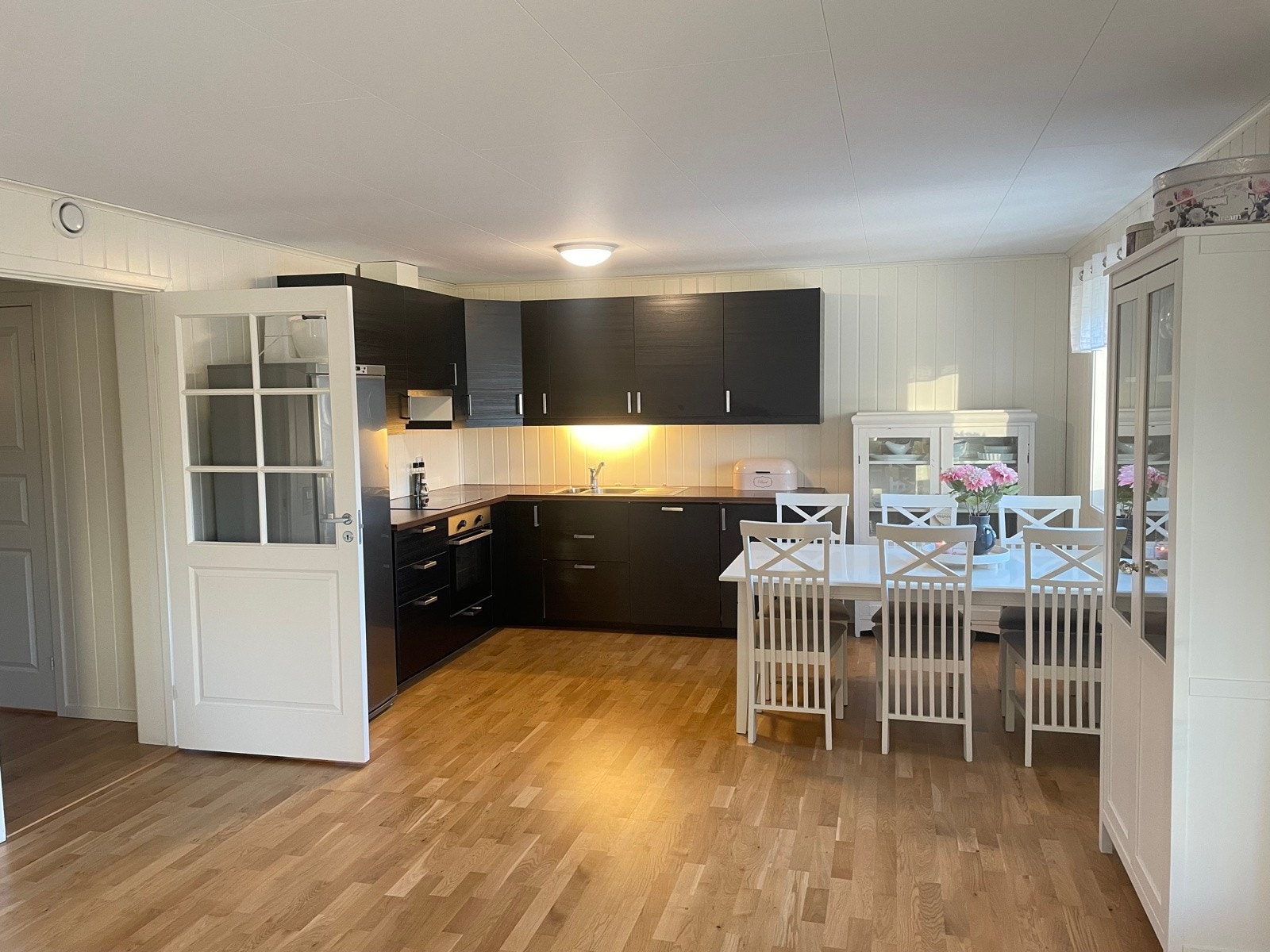 Stue mot kjøkken Galleribilde