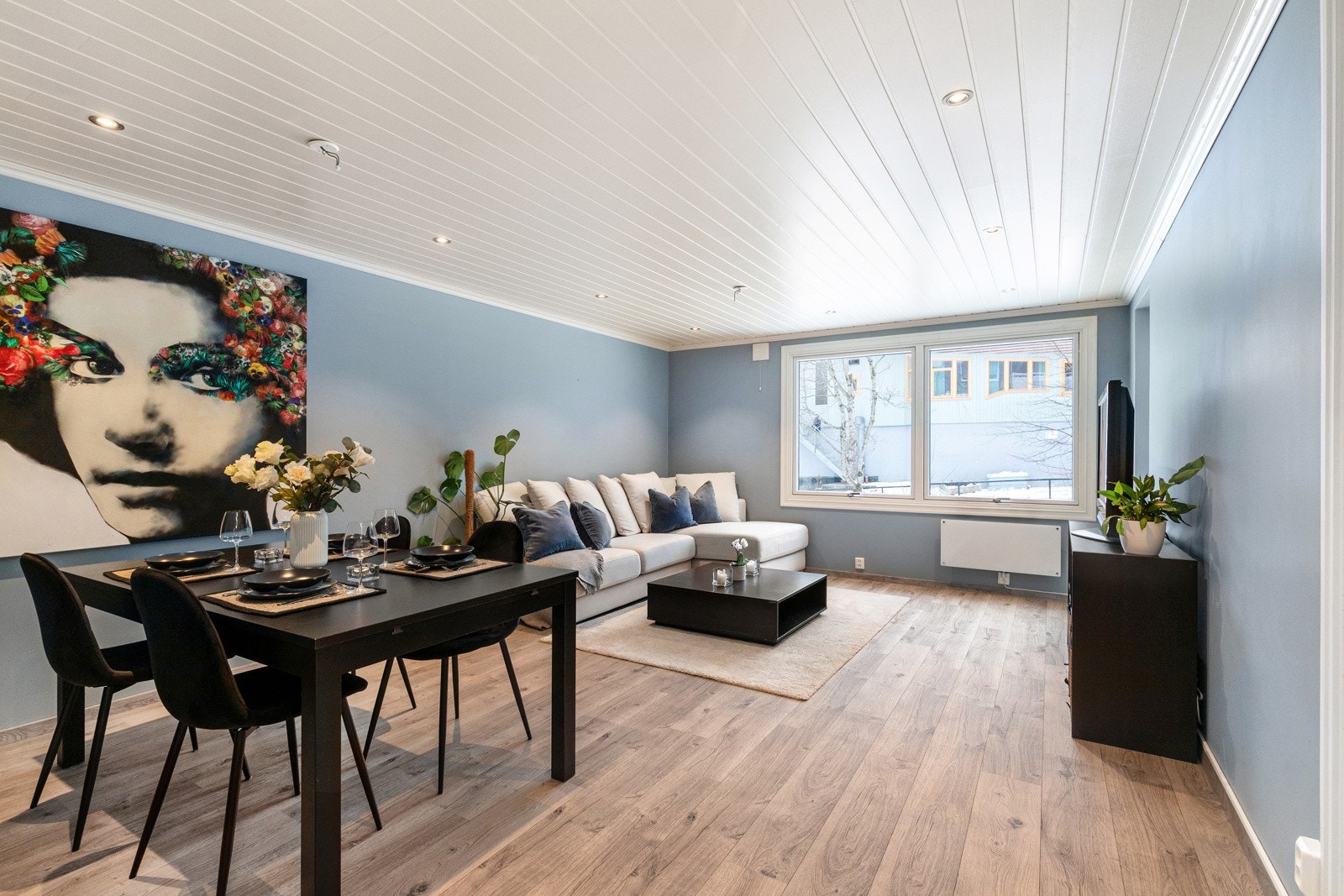 Leiligheten ligger i et rolig og etablert boligområde på Vestre Holmen. Her bor du i "landlige omgivelser" samtidig som det er gode kollektiv muligheter. Galleribilde