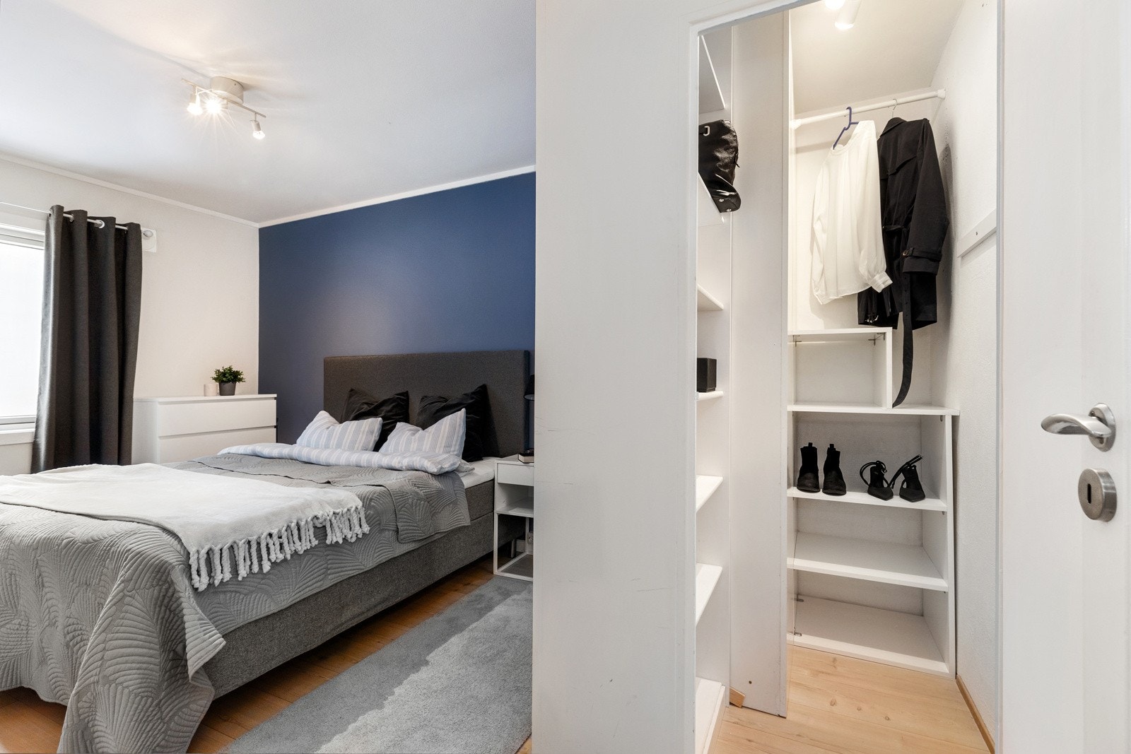 Soverommet har garderobeskap og en enkel walk-in garderobe. Galleribilde