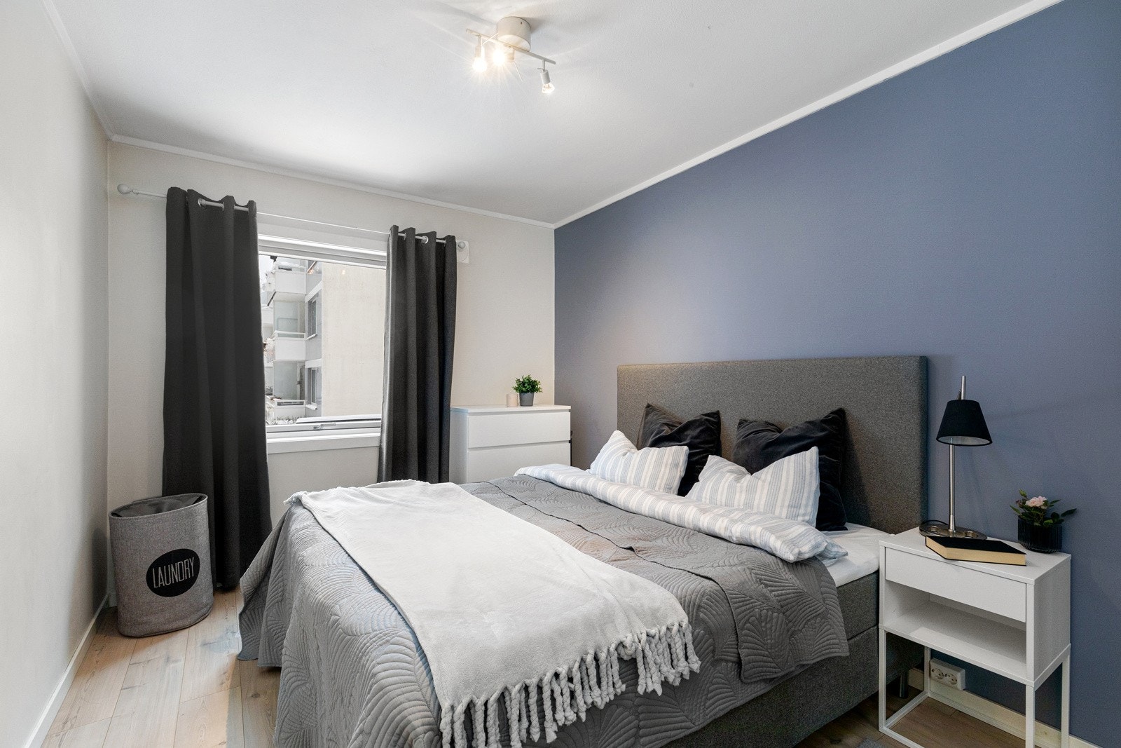 Romslig hovedsoverom med plass til dobbeltseng. Galleribilde