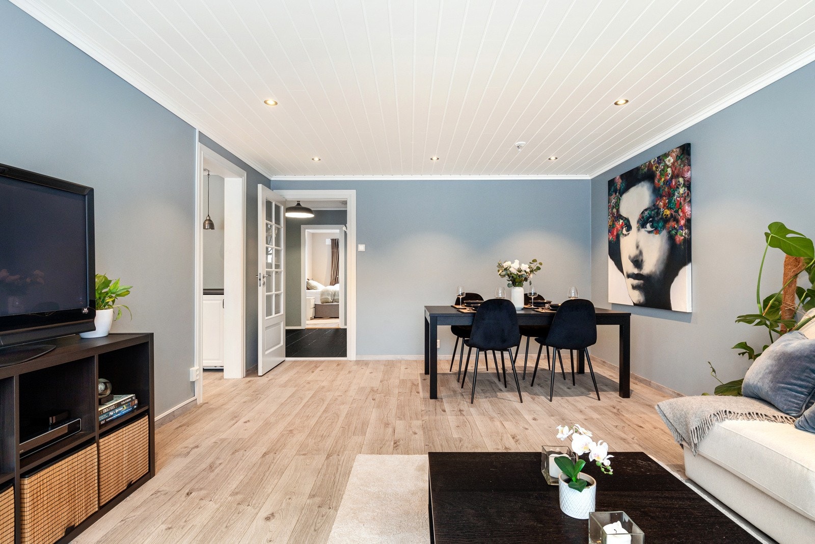 Stuen har naturlige soner og god plass til spisebord med tilhørende møblement. Galleribilde