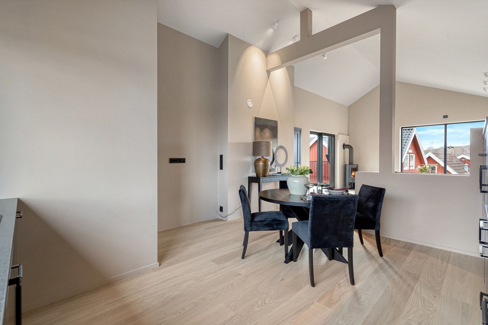 God plass til sosialt spisebord Galleribilde