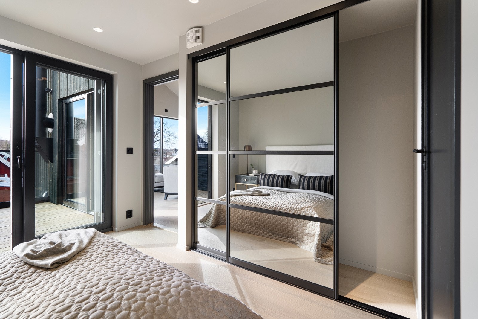 Hovedsoverom har stor skyvedørgarderobe Galleribilde